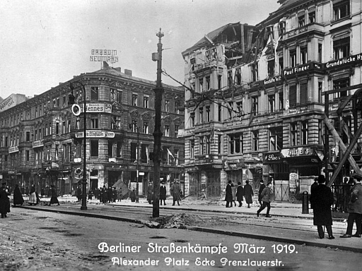 Straßenkämpfe; Passanten auf der Straße Alexanderplatz Ecke Prenzlauerstraße