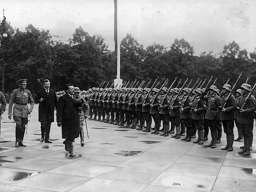 Abschreiten der Ehrenkompagnie vor dem Reichstag