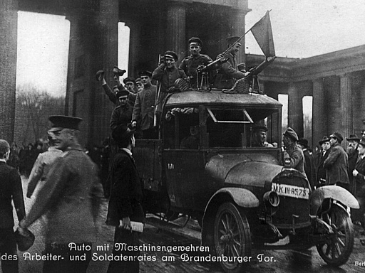 Auto mit Maschinengewehren des Arbeiter- und Soldatenrates am Brandenburger Tor in Berlin