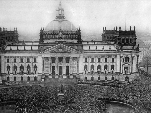 Demonstrierende Menge vor dem Portal des Reichstagsgebäudes; ca. 1918