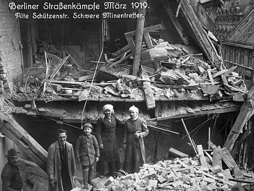 Straßenkämpfe; Aufräumarbeiten in stark zerstörtem Haus in der Alten Schützenstraße